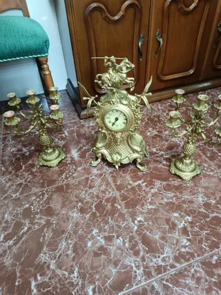 Reloj antiguo dorado con candelabros