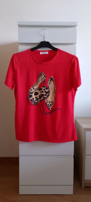 Camiseta roja Elisa con estampado de tacones