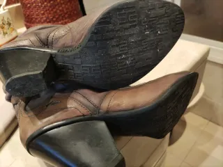 Botas de tacón marrones y grises