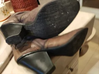 Botas de tacón marrones y grises