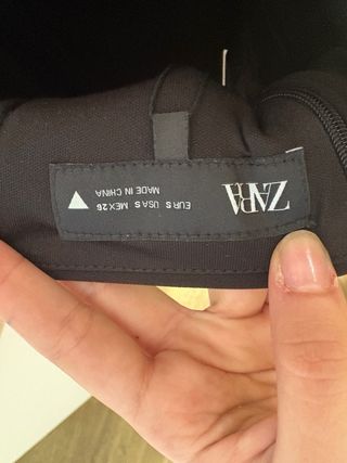 Vestido corto negro con escote de perlas