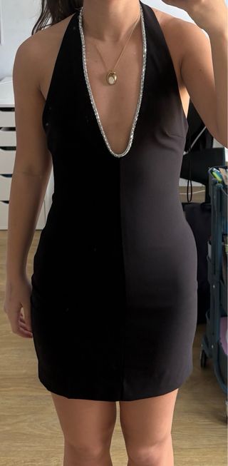 Vestido corto negro con escote de perlas