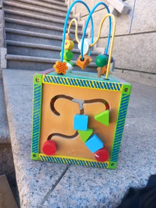 Cubo de actividades infantil de madera