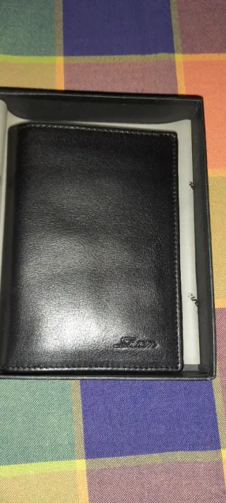 Cartera de piel negra nueva con caja