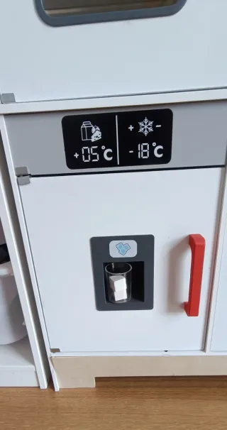 Cocinita de madera grande