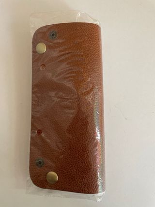 Cartera de cuero marrón con broches