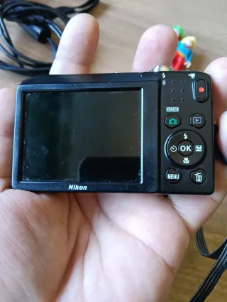 Cámara Nikon Coolpix S2600 14MP Plata