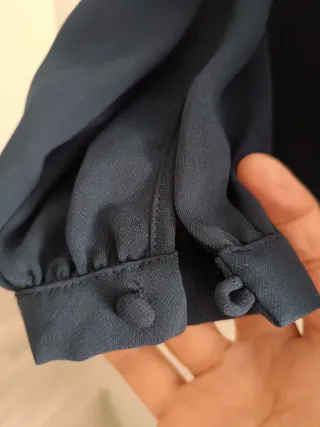 Blusa fluida azul con lazada