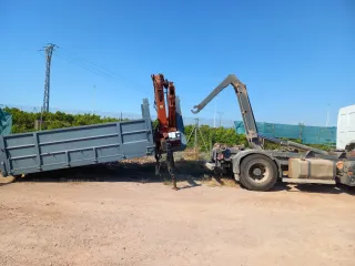 Camión grúa y volquete