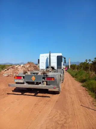 Camión grúa y volquete