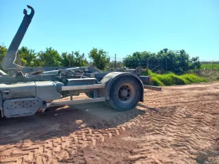 Camión grúa y volquete