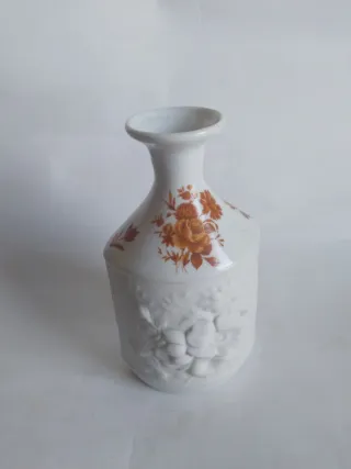 Jarrón de porcelana blanco y naranja