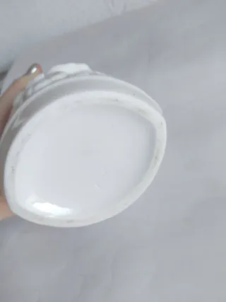 Jarrón de porcelana blanco y naranja