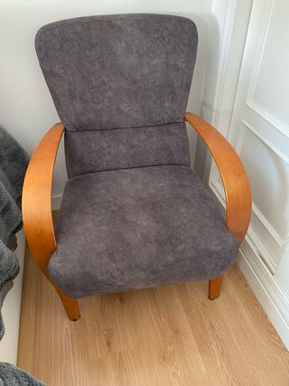 Sillón de tela y madera