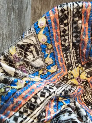 Vestido corto multicolor con lentejuelas