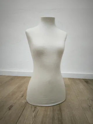 Maniquí de tela blanco