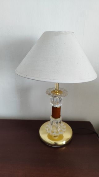 Lámpara de mesa dorada y transparente