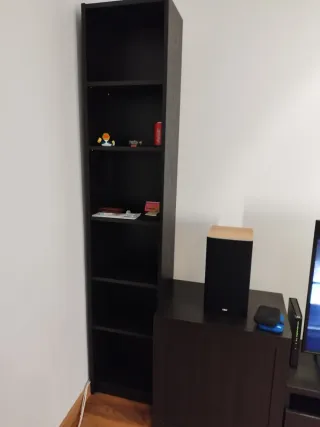 Estantería negra de madera