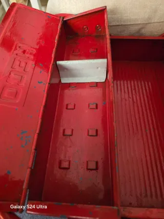 Caja de herramientas metálica roja