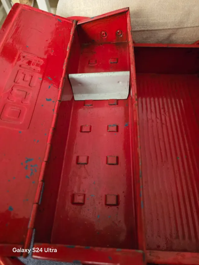 Caja de herramientas metálica roja