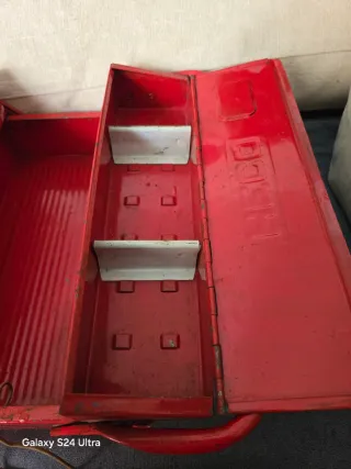 Caja de herramientas metálica roja