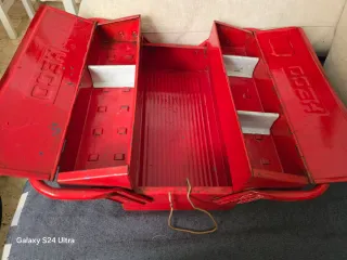 Caja de herramientas metálica roja