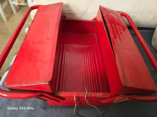 Caja de herramientas metálica roja