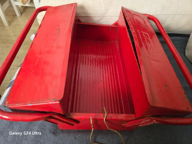 Caja de herramientas metálica roja