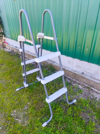 Escalera Piscina Metal y Plástico Gris