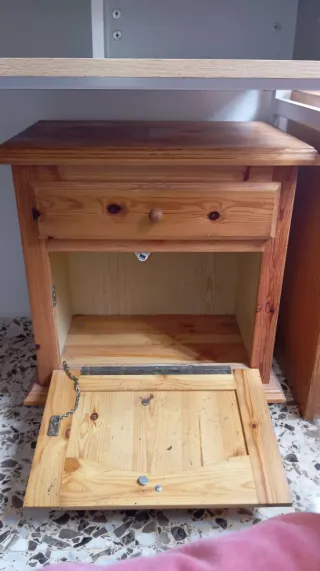 Mesita de noche de madera de pino