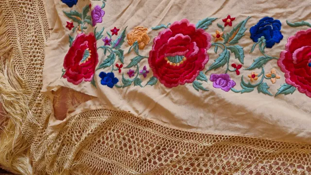 Manton de Manila bordado para restaurar.