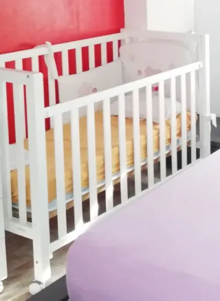 Cuna de madera y blanca