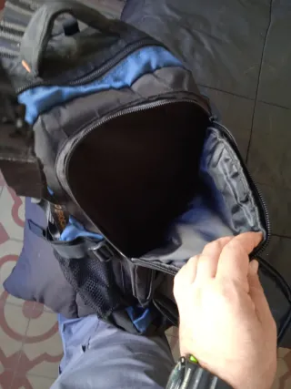 Mochila de viaje azul y marrón