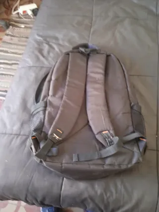 Mochila de viaje azul y marrón
