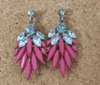 Pendientes largos rosas y plateados