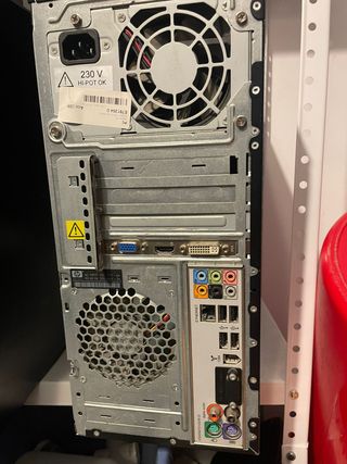 Torre HP Pavilion Negra y Plateada