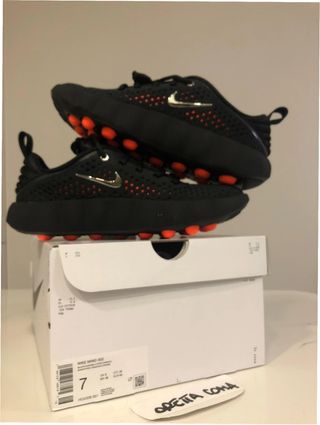 Nike Mind 002 Black Hyper Crimson 40