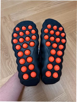 Nike Mind 002 Black Hyper Crimson Talla 43