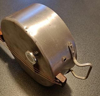 Pot guitar – chitarra da pentola in stagno