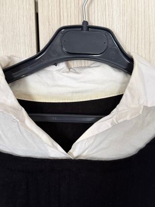 Jersey negro con camisa blanca