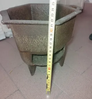 Antico braciere in ghisa