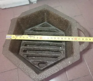 Antico braciere in ghisa