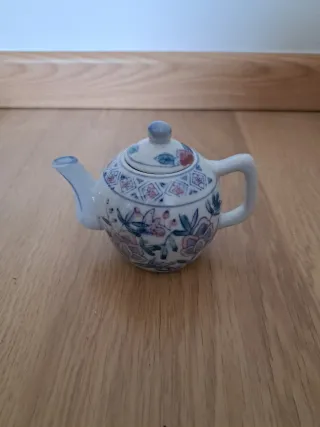 Mini tetera de porcelana china decorada