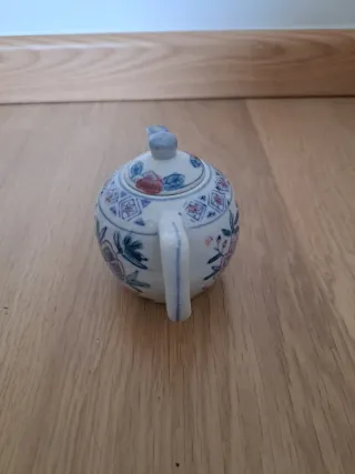 Mini tetera de porcelana china decorada