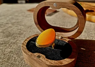 Anillo vintage oro grueso rojo, muy elegante