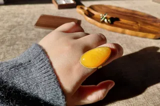 Anillo vintage oro grueso rojo, muy elegante