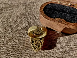 Anillo vintage oro grueso rojo, muy elegante