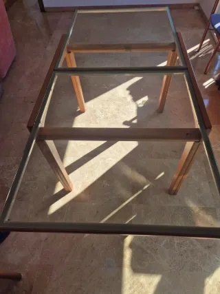 Mesa de comedor de madera y cristal
