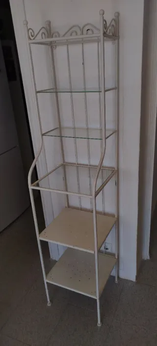 Estantería metálica con baldas de cristal