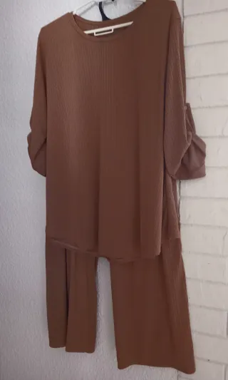 Conjunto pantalón y blusa beige